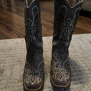 Women’s cowgirl boots